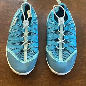 NWT WEST MARINE GIRLS WATER SHOES, SIZE 6